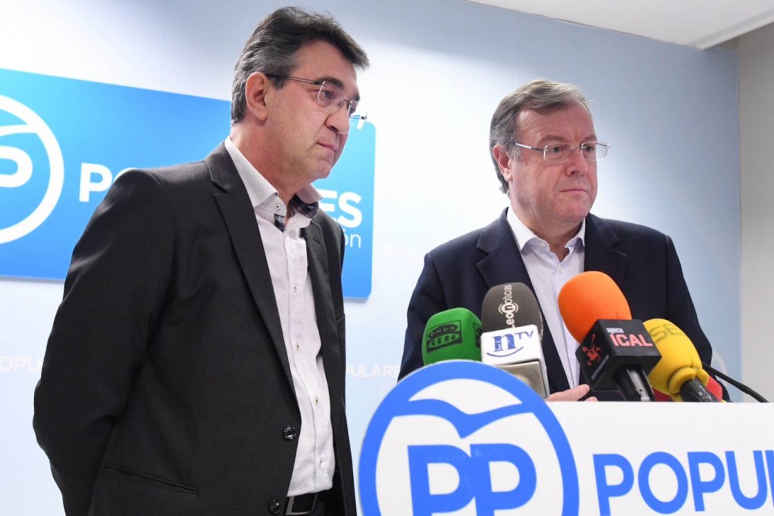 El presidente de la Diputación de León Juan Martínez Majo (I), acompañado del alcalde de la capital, Antonio Silván(C) comparecen en rueda de prensa. / Ical