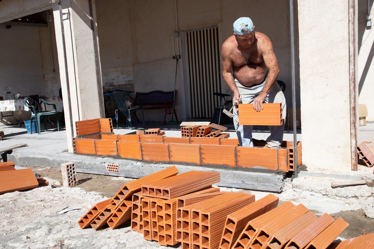 Un trabajador de la construcción, sin camiseta debido a las altas temperaturas