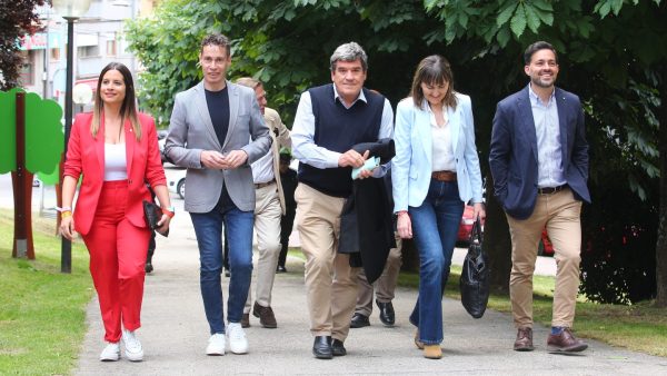 El ministro de Inclusión, Seguridad Social y Migraciones, José Luis Escrivá, participa en un acto electoral del PSOE, junto a la procuradora Nuria Rubio y el candidato a la Alcaldía, Mario Rivas, en la Casa de la Cultura de Villablino