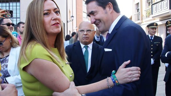 El consejero de Fomento, Juan Carlos Suárez Quiñones; la Delegada del Gobierno, Virginia Barcones; el secretario general del PSOE CyL, Luis Tudanca; el alcalde de Ponferrada, Marco Antonio Morala; el presidente de la Diputación, Gerardo Álvarez Courel y el presidente del Consejo Comarcal del Bierzo, Olegario Ramón, asisten a los actos de la festividad del Día de la Encina en Ponferrada