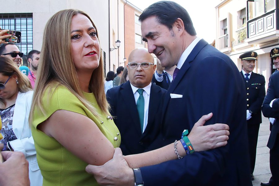 El consejero de Fomento, Juan Carlos Suárez Quiñones; la Delegada del Gobierno, Virginia Barcones; el secretario general del PSOE CyL, Luis Tudanca; el alcalde de Ponferrada, Marco Antonio Morala; el presidente de la Diputación, Gerardo Álvarez Courel y el presidente del Consejo Comarcal del Bierzo, Olegario Ramón, asisten a los actos de la festividad del Día de la Encina en Ponferrada