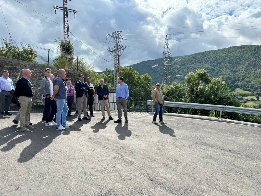 El consejero de Medio Ambiente, Vivienda y Ordenación del Territorio, Juan Carlos Suárez-Quiñones, visita las obras de mejora del camino entre Robles de Laciana y Sosas de Laciana