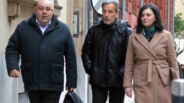 El expolítico berciano Pedro Muñoz llega a la Audiencia Provincial de León acompañado por sus abogados
