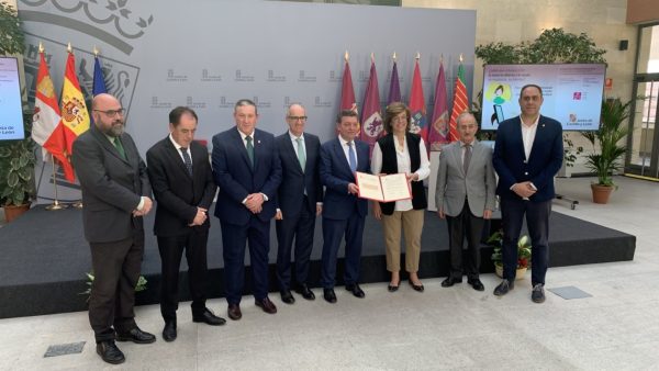 Firma del convenio de adhesión al 012 por parte de la Diputación de León