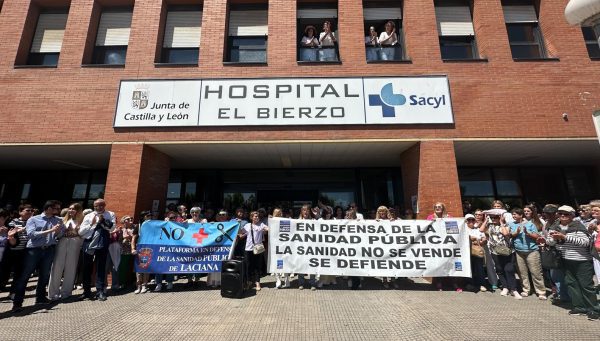 Concentración por la sanidad pública ante el Hospital El Bierzo