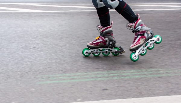 Persona patinando