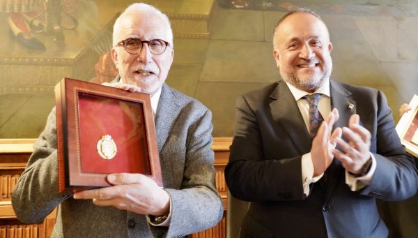 El escritor Luis Mateo Díez recibe la Medalla de Oro de la Provincia de León