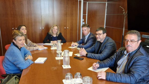 Reunión para la investigación del accidente de la mina de Asturias. De izquierda a derecha, la secretaria general de la Asociación de Municipios en Transición, Carolina Morilla; la alcaldesa de Ibias, Gema Álvarez; la consejera de Transición Ecológica, Industria y Comercio del Principado de Asturias, Belarmina Díaz; el alcalde de Villablino, Mario Rivas; el alcalde de Torre del Bierzo, Gabriel Folgado; y el teniente de alcalde de Cerredo, Luciano Villanueva