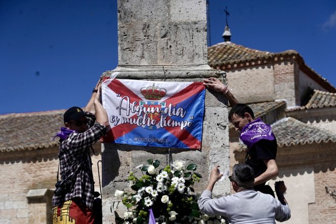Bandera de Oncobierzo en el monolito de los comuneros