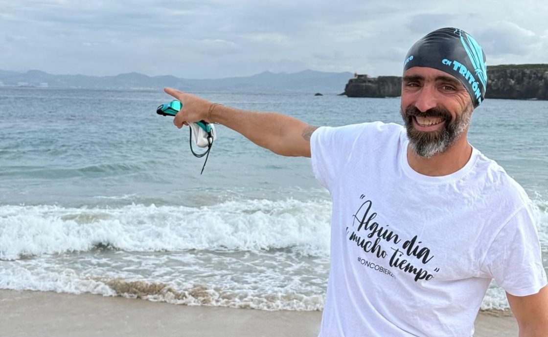 Miguel Martínez Basurco, antes de lanzarse a las aguas del Estrecho