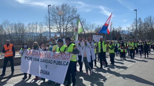 Llegada de la marcha blanca por la sanidad al Hospital El Bierzo. / EBD